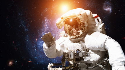 Falešný astronaut vylákal ze stařenky celé úspory. Potřeboval na kyslík...