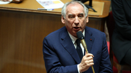 Macron hledá pátého premiéra za necelé dva roky, musí si pospíšit, píší média