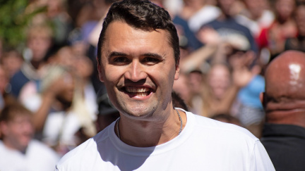 Americké úřady stále hledají střelce, jenž v Utahu zabil Trumpova spojence Kirka