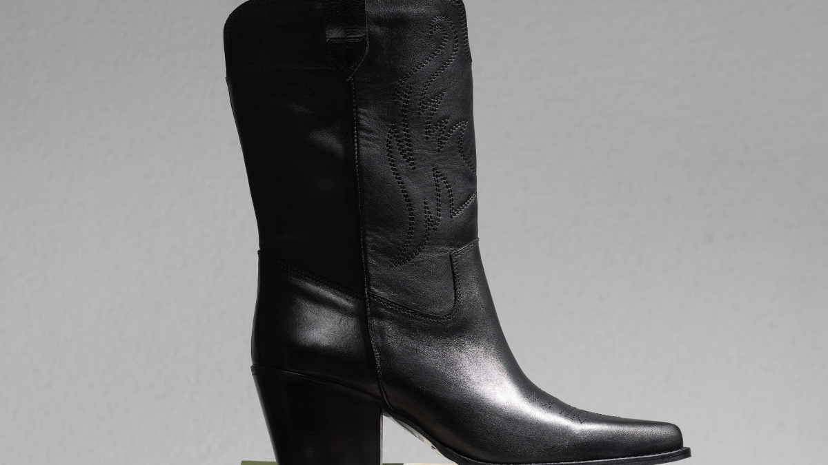 Klasika vs. avantgarda: Které kotníkové boty byste si měli vybrat do svého šatníku v sezóně 2025?