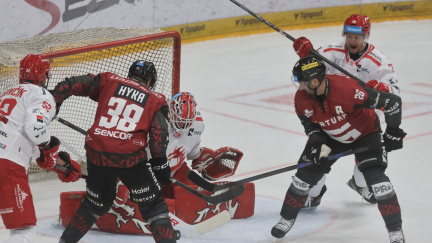 Hokejisté Sparty porazili v repríze čtvrtfinále Třinec 5:2, dva góly dal Řepík