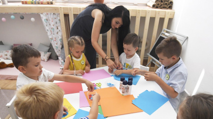 Vládní i opoziční strany slibují zvýšení rodičovské, slevy na dítě či místa v MŠ