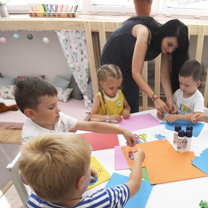 Vládní i opoziční strany slibují zvýšení rodičovské, slevy na dítě či místa v MŠ