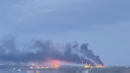 Zelenskyj řekl, že nejlepšími sankcemi proti Rusku jsou požáry jeho rafinérií