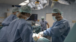 Ministerstvo vyškrtne operace nádorů prsu z jednodenní chirurgie