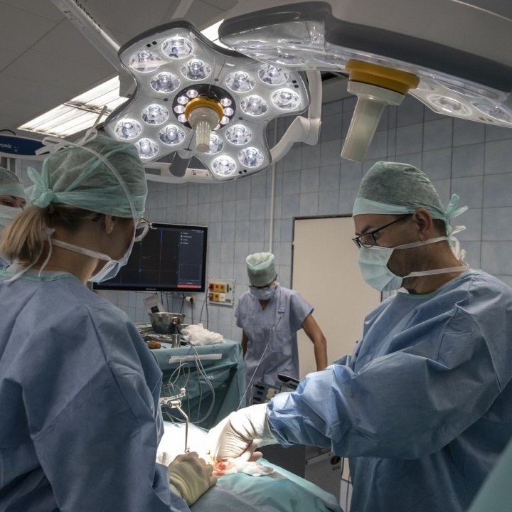 Ministerstvo vyškrtne operace nádorů prsu z jednodenní chirurgie