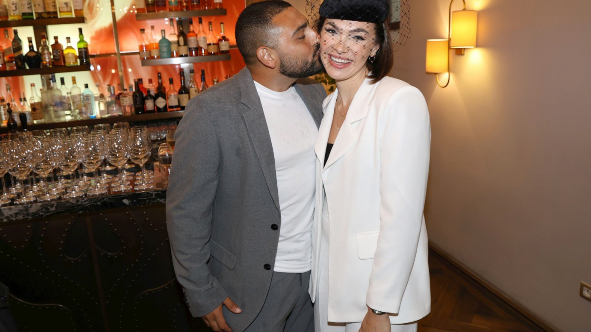 Talentovaná zpěvačka do toho praští dvakrát se stejným mužem a v překrásných šatech