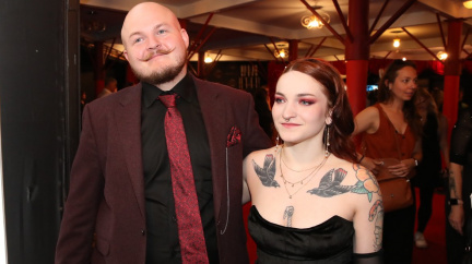 Jiskřilo to celý večer! Syn Ivety Bartošové si vyrazil s potetovanou kráskou