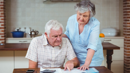 Tisíce lidí si od ledna po zavedení minimální penze polepší, starobní je 9800 Kč