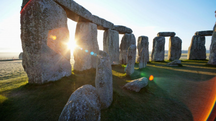 Stonehenge stále nevydal svá tajemství. Nově víme, že byl větší a ze vzdáleného místa a doby