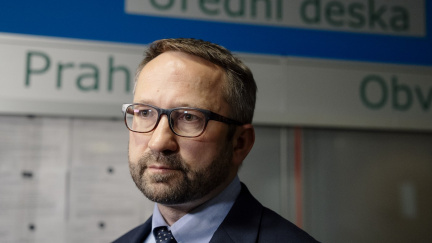 Čtením obžaloby dnes dopoledne začalo hlavní líčení v kauze Dozimetr