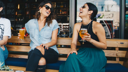 Co si obléct na setkání s přáteli? Pohodlné a stylové outfity pro každou příležitost