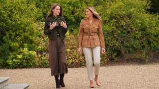 Kate Middleton vs. Melania Trump: Které z dam to na skautském setkání slušelo víc?