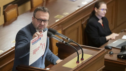 Které strany vám sáhnou na důchody a které naopak přidají?