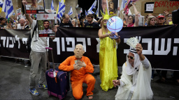 Stovky Izraelců protestovaly na letišti u Tel Avivu proti Netanjahuovi