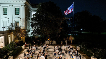 Ikonická zahrada Bílého domu se mění. Trump ji přetváří v nevkusný klub pro zvané
