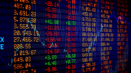 Pražská burza oslabila, dolů ji táhlo zlevnění akcií ČEZ, KB či Monety