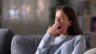 Lékaři nevěřili vlastním očím: Prudké zívnutí zlomilo ženě vaz