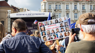 Tisíce lidí se sešly v Praze na shromáždění nazvaném Zabraňme vládě extremistů