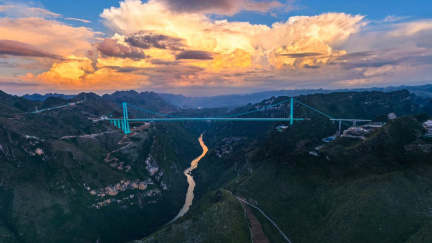 V Číně se pro dopravu otevřel nejvyšší most na světě, stojí 625 metrů nad řekou