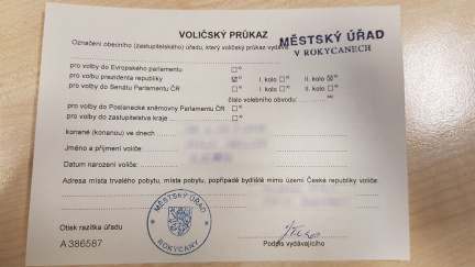 Voliči mají dnes poslední možnost osobně požádat o voličský průkaz pro sněmovní volby