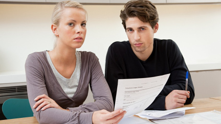 Češi sedí na miliardách: Přestaňte syslit peníze na účtu, takhle o ně přijdete!