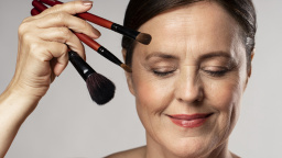 Víte, jak se nalíčit po čtyřicítce tak, aby make-up lichotil vaší pleti? Objevte 11 tipů, které vám opravdu pomohou