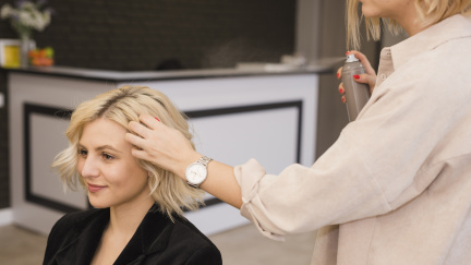 Máte málo vlasů a toužíte po objemu? Tyto 3 účesy z vás udělají královnu bohaté hřívy!