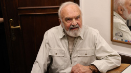 Zdeněk Svěrák natočil emotivní apel: "Aby to nebyly poslední svobodné volby"