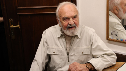 Zdeněk Svěrák natočil emotivní apel: "Aby to nebyly poslední svobodné volby"