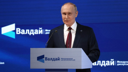 Rusko úspěšně válčí, Kyjev by měl žádat o mír, tvrdil prezident Putin v Soči