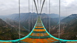 Máme nový nejvyšší most planety! Má i kavárnu, ale kdo si tady dá kávu?