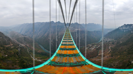 Máme nový nejvyšší most planety! Má i kavárnu, ale kdo si tady dá kávu?