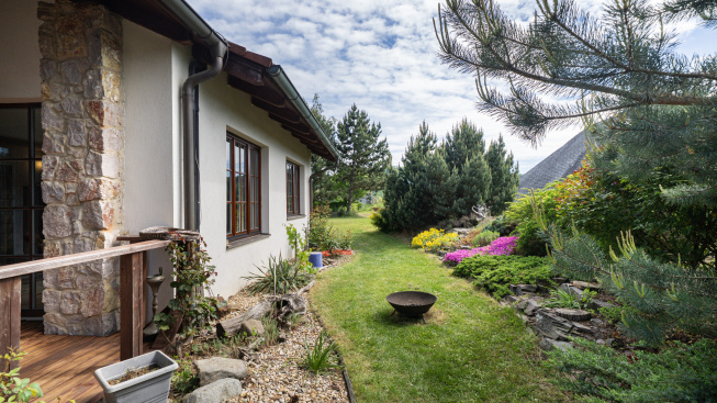 Okolí domu Štěchovice 2