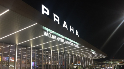 Kvůli výhrůžce drony zasahuje policie na letišti v Praze, provoz není omezen