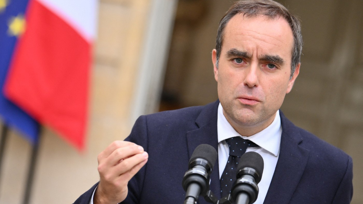 Nový francouzský premiér Lecornu podal demisi, Macron ji přijal