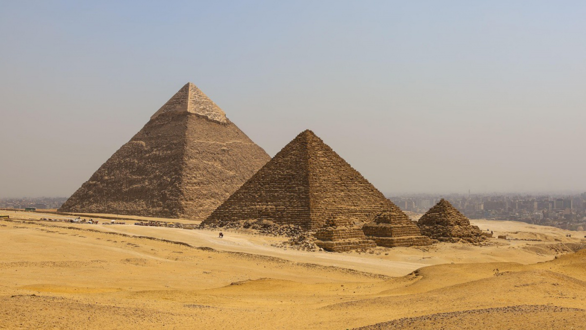 Zapomeňte na otroky tahající tunové kameny. Věda konečně rozluštila jak byly postaveny pyramidy