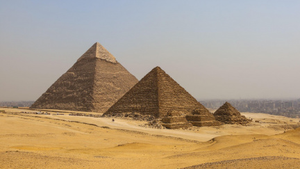 Zapomeňte na otroky tahající tunové kameny. Věda konečně rozluštila jak byly postaveny pyramidy