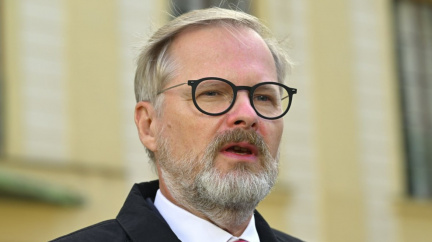 Fialův kabinet zoufale shání miliardy, zemědělci ostrouhají a dostanou zaplaceno až za rok