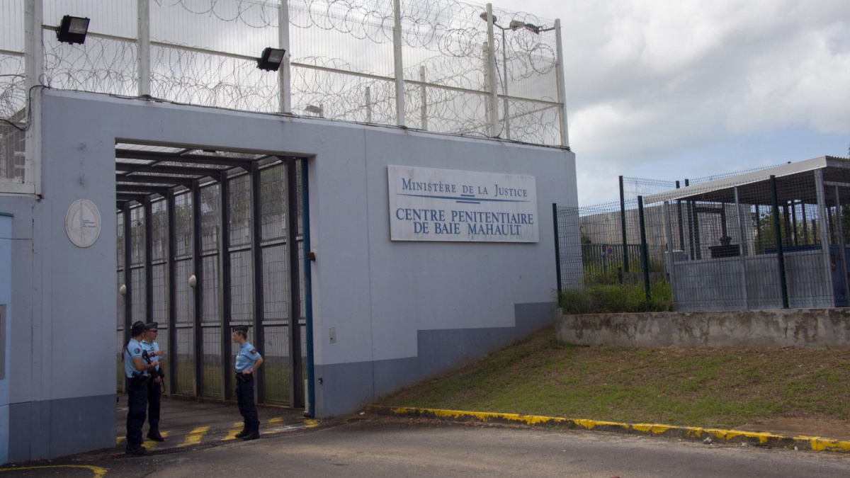 Senior na Guadeloupe přepadl obchod, aby se podíval za vnukem do vězení