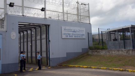 Senior na Guadeloupe přepadl obchod, aby se podíval za vnukem do vězení