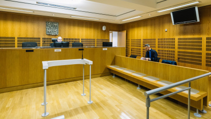 Bývalý vojenský lékař a pedagog čelí obžalobě ze znásilnění osmi žen