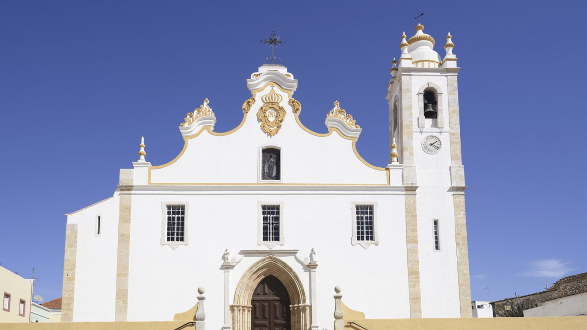 Nevěřte na jeptišky zazděné v kostele, nový nález ukázal celý hřbitov