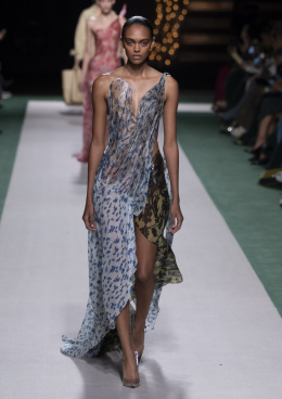 Nádherný lehký model z kolekce jaro léto 2025