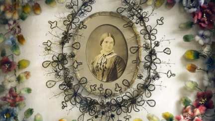 Nejpodivnější muzeum světa: Šperky z lidských vlasů a věnce mrtvých žen