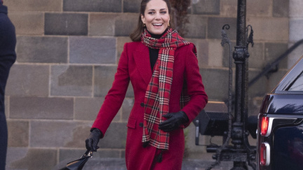 Zapomeňte na šeď! Celebrity ukázaly, jak rozjasnit podzim barevným kabátem ve velkém stylu