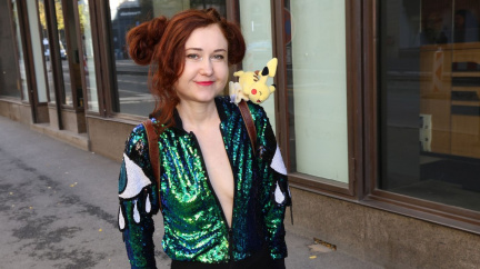 Svléká se i v zimě! Polonahá režisérka přišla na akci s výstřihem až k pasu a pokémonem na rameni