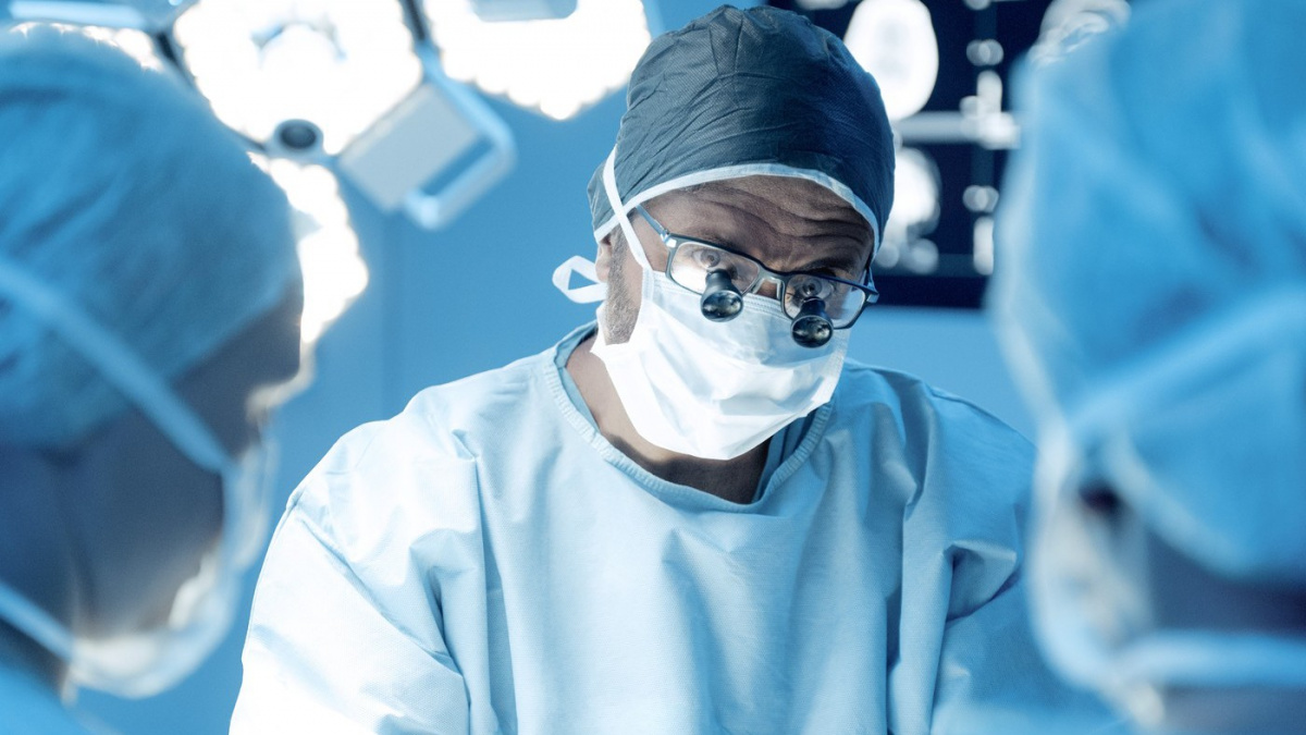 Skandál z operačního sálu: Lékařka nechala své dítě operovat pacienta!