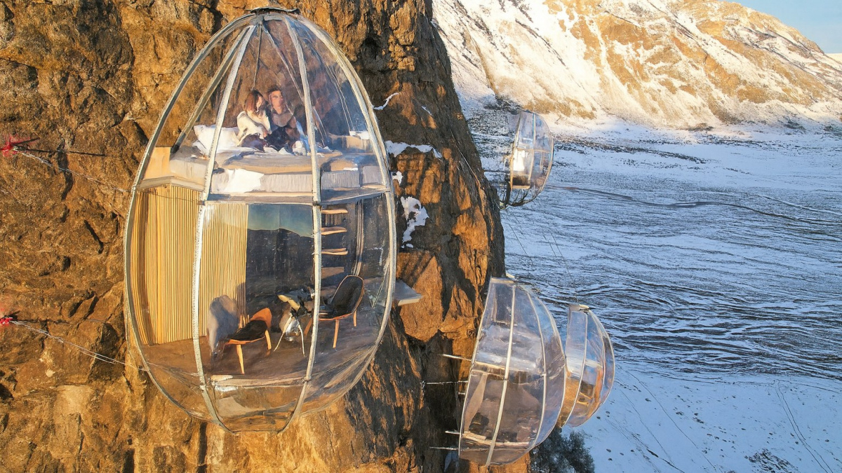 Adrenalinový luxus pro otrlé. Kapslový hotel vás posadí 270 metrů nad dno propasti!