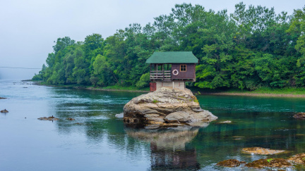 Srbská chatka uprostřed Driny přežila víc než sedm povodní!: Malý dům nad řekou, který vzdoruje času